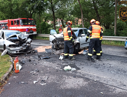 Čelní srážka dvou aut na rovném úseku. Čtyři zranění