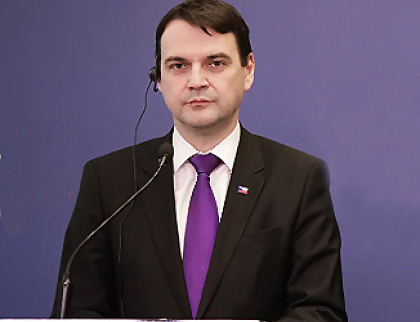 Provokatér Macinka řádil v Maďarsku: Je to „borec a pusinka“, či továrna na ostudu? Europoslanec žádá test na drogy