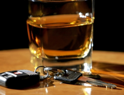 Manželé se setkali na služebně. Oba řídili pod vlivem alkoholu