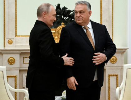„K vašim službám“. Orbán nabízel pomoc Putinovi, píše Bloomberg