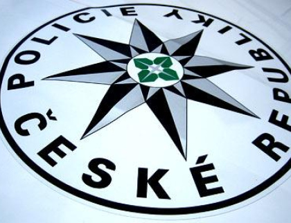 Policisté doprovodili prvorodičku do nemocnice