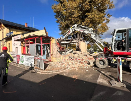 Rožnovský bufet u vlakového nádraží šel k zemi. Revitalizace přednádraží je v plném proudu