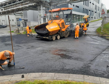 Ulice Sklářská v areálu rožnovské Tesly prošla rekonstrukcí