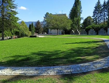 Přístupové komunikace k pietním místům v Rožnově prošly modernizací