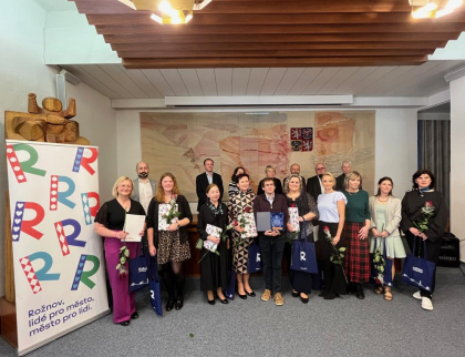 Rožnov zná své nejlepší učitele. Pedagogem roku 2026 se stal „Král Miroslav“ ze ZŠ Záhumení