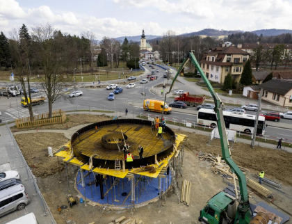 Altán, parkoviště a hodně zeleně – nový přednádražní prostor v Rožnově se už rýsuje