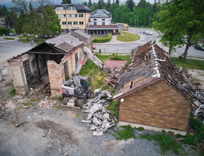Demolice odstartovala revitalizaci prostoru před rožnovským vlakovým nádražím