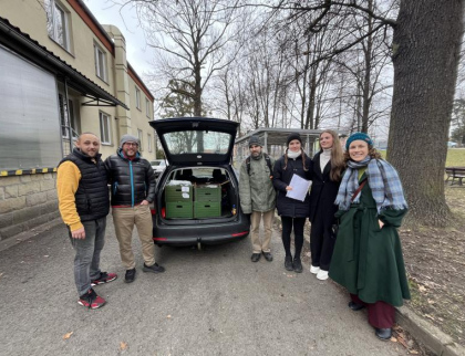 Desítka dobrovolníků rozvezla v Rožnově seniorům 410 štědrovečerních večeří