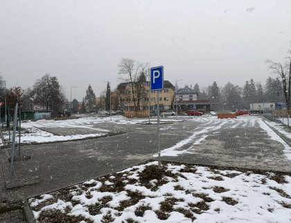 Řidiči v Rožnově mají v přednádražním prostoru k dispozici 39 nových parkovacích míst 