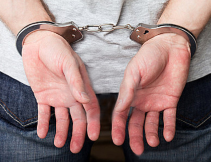 Policisté chytili uprchlého vězně. Skrýval se v kufru vozidla 
