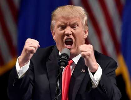 Donald Trump je ještě natvrdlejší stařec, než se čekalo. Ztrapnil USA a leze Putinovi do zadku