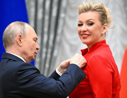 „Češi napomáhali nacistům,“ blábolí Zacharovová. Největším kolaborantem s Němci byl přitom sám SSSR