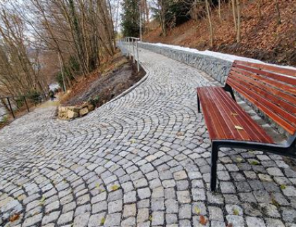 Chodník ve svahu pod vsetínským zámkem prošel opravou