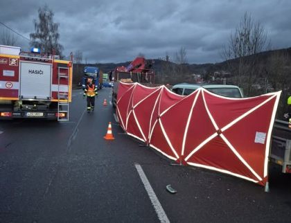 Pátek třináctého: Dodávka se střetla s valníkem, řidič dodávky nepřežil 