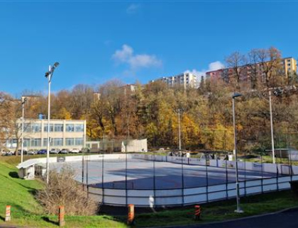 Město Vsetín financovalo bezpečný plastový povrch pro hokejbalové hřiště