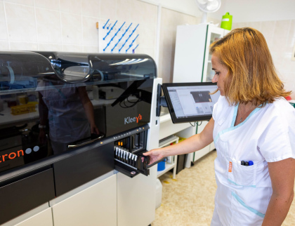 Vlna veder přidala práci i v laboratořích