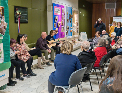 Společnost přátelská všem generacím: Výstava v kině Vatra představí tvorbu klientů Diakonie Vsetín