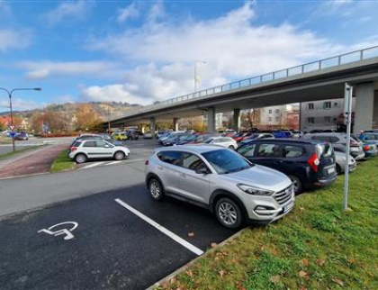 Vsetínská parkoviště u SBD a v Žerotínově ulici jsou zpoplatněna