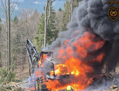 Ve Zděchově shořel lesní těžební stroj 