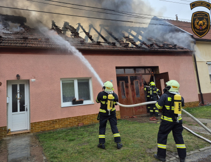 V Suché Lozi vyhořela garáž i střecha RD