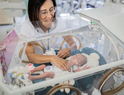 Fyzioterapeutky KNTB „cvičí“ Vojtovu metodu s nedonošenými dětmi