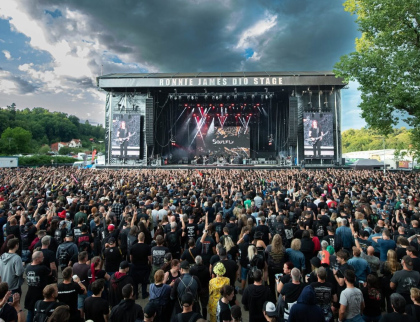 Tisíce lidí, plné ulice a policie v pohotovosti. Ve Vizovicích odstartoval Masters of Rock