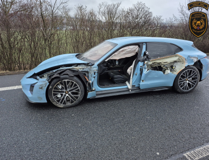 Sportovní Porsche se potkalo s dodávkou