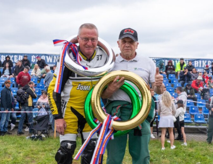 Slovácký okruh přilákal rekordní počet jezdců. Dařilo se domácím, pro německého favorita letěl vrtulník