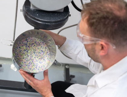Elektřina z plastového odpadu? Vědci ze Zlína vyvíjejí ekologické nanogenerátory