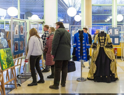 Výstava na krajském úřadě představuje tvorbu lidí na spektru autismu