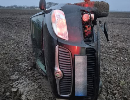 Řidič převrátil auto na bok