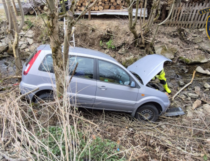 Řidič sjel ze silnice do potoka