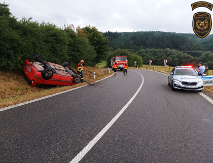 Řidič nezvládl jízdu a skončil v příkopě na střeše