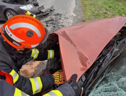 Po kolizi dvou vozidel museli řidiče vyprošťovat hasiči