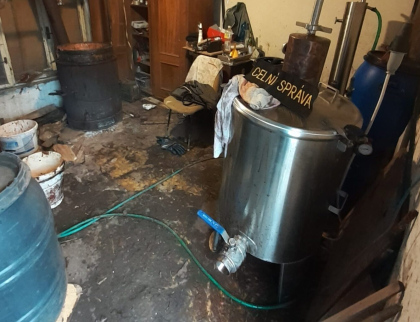 Celníci našli už čtvrtou nelegální palírnu během 50 dní. Tentokrát se ukrývala nedaleko Luhačovic