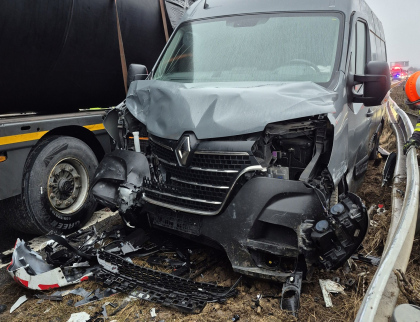 U Bezměrova se střetla dodávka s kamionem. Provoz dálnice D1 byl omezen