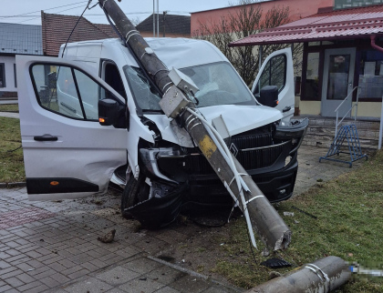 Dodávka po srážce s osobákem porazila betonový kandelábr