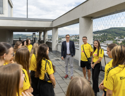 Radní Miroslav Zemánek přijal na krajském úřadě úspěšné florbalistky