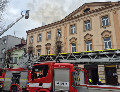 Sedm jednotek hasičů zasahovalo u požáru výškové budovy v Holešově