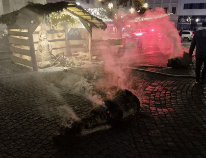 Na náměstí v Kroměříži se vzňaly slaměné postavy v betlému