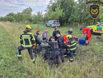 Pátrání skončilo záchranou života. Muže zavalila čtyřkolka