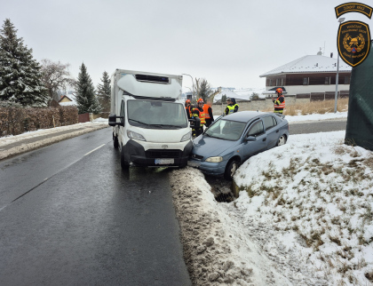Střet dodávky s osobákem si vyžádal dvě zraněné osoby 