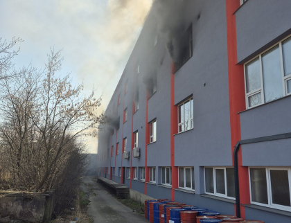 Požár v místnosti s výrobní linkou vyhnal desítky lidí z budovy