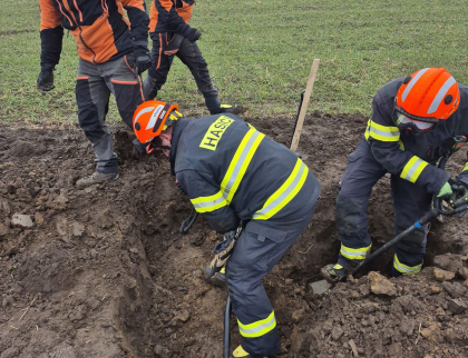 Hasiči vykopávali psa. Zalezl do roury a nemohl ven 