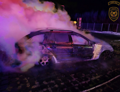 Postarší auto se na parkovišti samo vzňalo. Řidič jej pohotově posunul dál od ostatních aut 