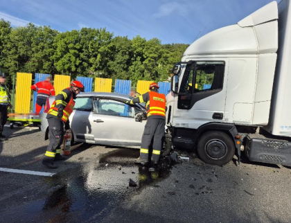 Řidič osobáku skončil po střetu s náklaďákem v nemocnici