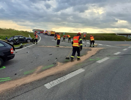 Po havárii vyprošťovali hasiči z aut dvě zaklíněné osoby