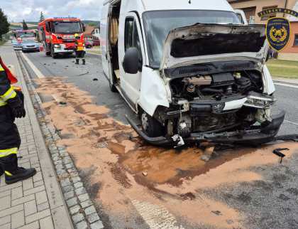 Po střetu dodávky s osobákem zůstali tři zranění