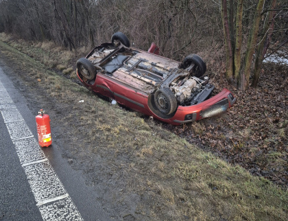 Řidička převrátila auto na střechu i s dítětem