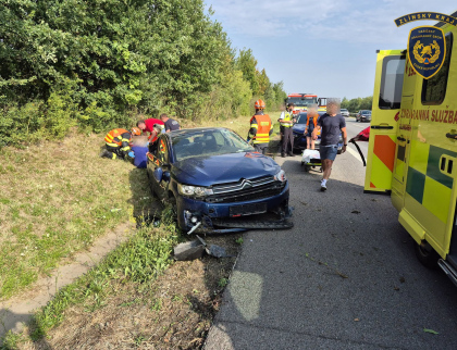 Na dálnici u Bezměrova se srazila dvě auta